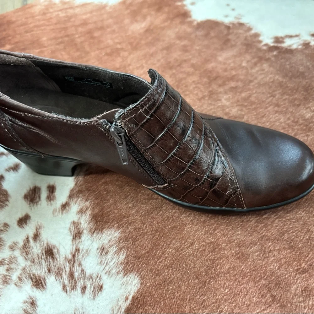 Clark’s Bendable Brown leather Women's Shoes booties 9.5
